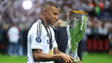 Kylian Mbappé a soulevé son premier trophée.