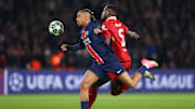 Ibrahima Konaté au duel avec Bradley Barcola lors de PSG - Liverpool en Ligue des Champions