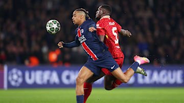 Ibrahima Konaté au duel avec Bradley Barcola lors de PSG - Liverpool en Ligue des Champions