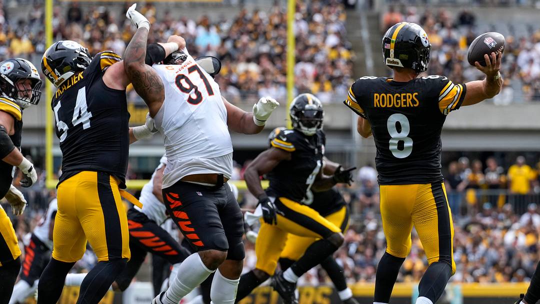 Pittsburgh Steelers center Zach Frazier (54) holds Cincinnati Bengals defensive tackle Dexter Lawrence II (97) in the second quarter of the NFL Week 3 game between the Pittsburgh Steelers and the Cincinnati Bengals at Acrisure Stadium in Pittsburgh on Sunday, Sept. 27, 2026. The game was tied at 17 at halftime.