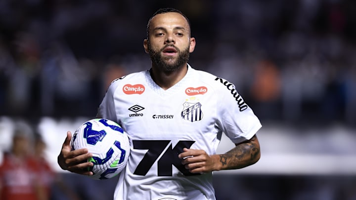 Guilherme é mais uma baixa no Santos Guilherme é mais uma baixa no Santos