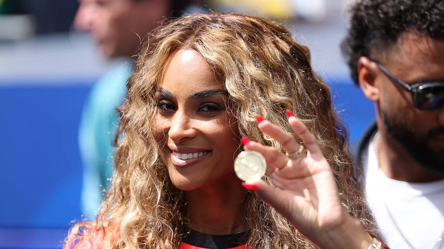 Ciara flashing up a coin.