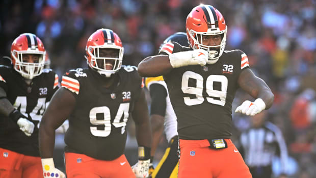 Nov 19, 2023; Cleveland, Ohio, USA; Cleveland Browns defensive end Za'Darius Smith (99) celebrates after a sack during the se