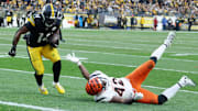 Nov 16, 2025; Pittsburgh, Pennsylvania, USA; Pittsburgh Steelers running back Kenneth Gainwell (14) runs with the ball against Cincinnati Bengals linebacker Oren Burks (42) during the second half at Acrisure Stadium. Mandatory Credit: Charles LeClaire-Imagn Images