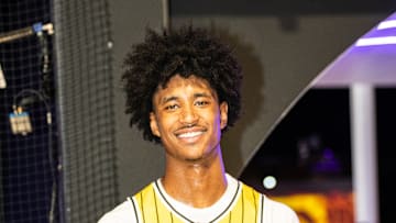 Tajh Ariza has both charisma and skills, one of the most sought-after basketball recruits in the country. He committed to the Ducks yesterday.