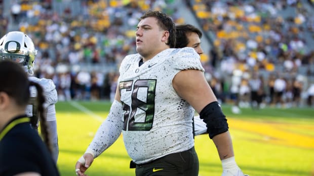 Oregon Ducks offensive lineman Jackson Powers-Johnson (58)