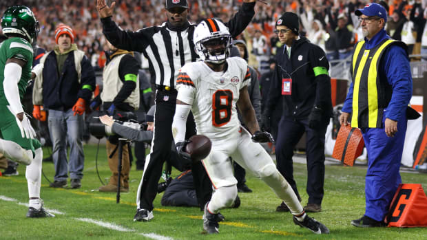 Dec 28, 2023; Cleveland, Ohio, USA; Cleveland Browns wide receiver Elijah Moore (8) catches a touchdown pass ahead of Jets