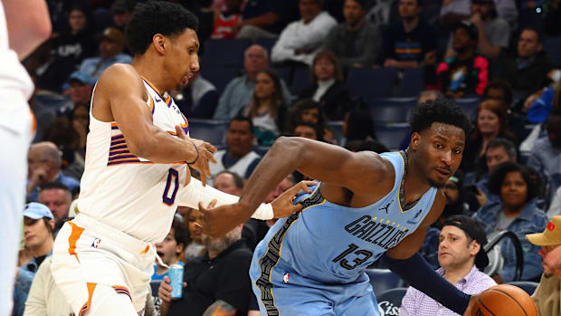The striker of Memphis Grizzlies Jaren Jackson Jr. (13) goes to the basket while the Phoenix striker Suns Ryan Dunn
