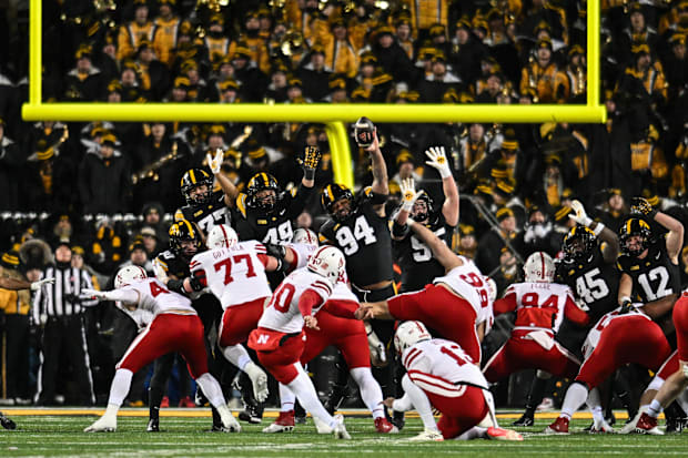 Nebraska Cornhuskers place-kicker John Hohl (90) hits a 31-yard field goal.