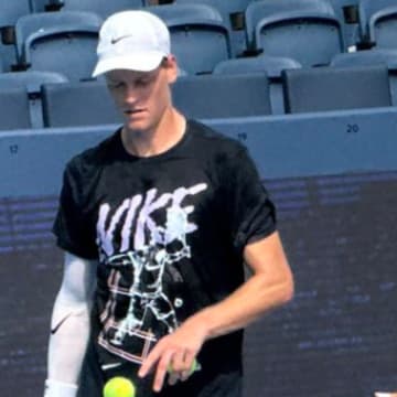 Jannik Sinner was wearing a compression sleeve on his right elbow during practice at the Cincinnati Open. 