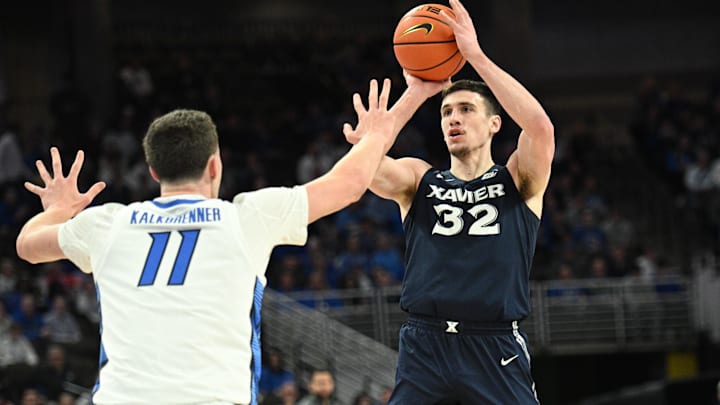 Jan 29, 2025; Omaha, Nebraska, USA; Xavier Musketeers forward Zach Freemantle (32) shoots over Creighton Bluejays center Ryan Kalkbrenner (11) during the first half at CHI Health Center Omaha. Mandatory Credit: Steven Branscombe-Imagn Images Jan 29, 2025; Omaha, Nebraska, USA; Xavier Musketeers forward Zach Freemantle (32) shoots over Creighton Bluejays center Ryan Kalkbrenner (11) during the first half at CHI Health Center Omaha. Mandatory Credit: Steven Branscombe-Imagn Images