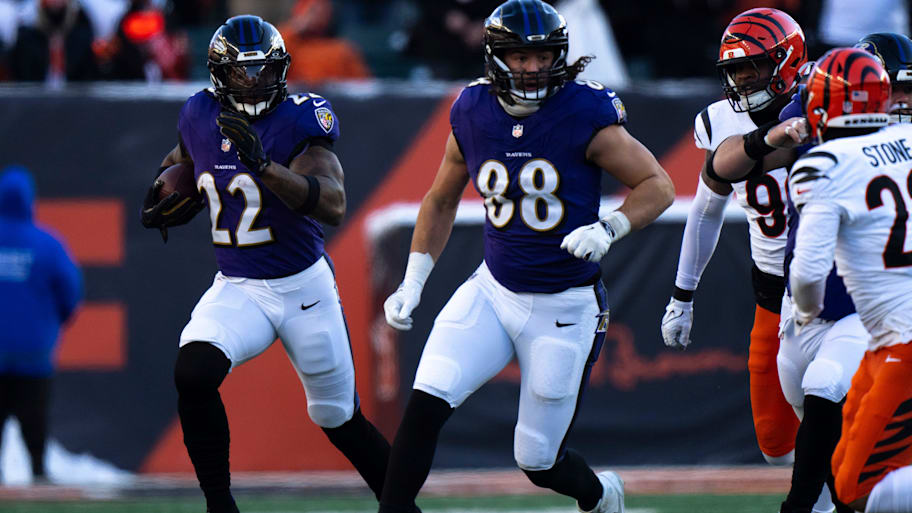 Derrick Henry runs behind a blocker.