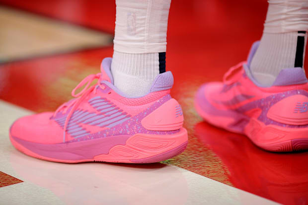 New Orleans Pelicans forward Jeremiah Robinson-Earl's pink New Balance sneakers.