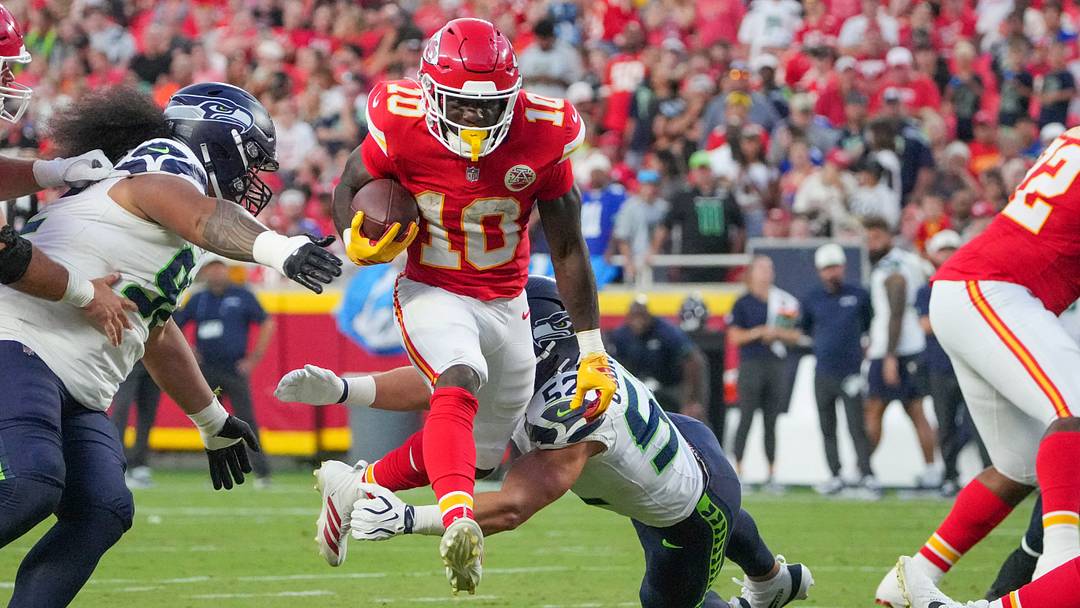 Aug 28, 2026; Kansas City, Missouri, USA; Seattle Seahawks linebacker Patrick O'Connell (52) misses the tackle as Kansas City Chiefs running back Emmett Johnson (10) runs the ball during the first half of the game at Arrowhead Stadium. Mandatory Credit: Denny Medley-Imagn Images Aug 28, 2026; Kansas City, Missouri, USA; Seattle Seahawks linebacker Patrick O'Connell (52) misses the tackle as Kansas City Chiefs running back Emmett Johnson (10) runs the ball during the first half of the game at Arrowhead Stadium. Mandatory Credit: Denny Medley-Imagn Images