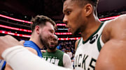 Giannis Antetokounmpo y Luka Doncic, en un juego de los Milwaukee Bucks vs. Dallas Mavericks