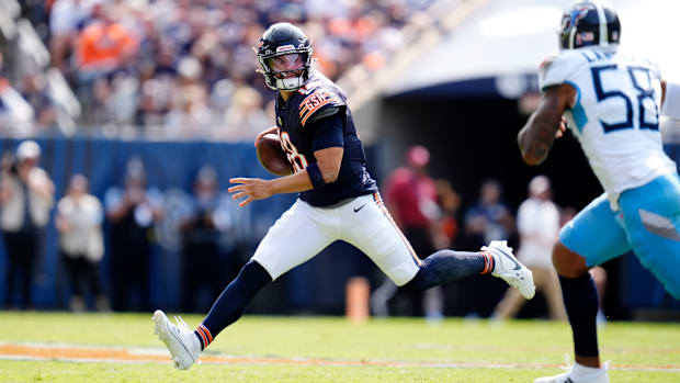 The Chicago Bears Caleb Williams (18 years old) quarter-Arrière is put under pressure by Tennessee Titans