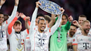 Leroy Sane mit der Meisterschale