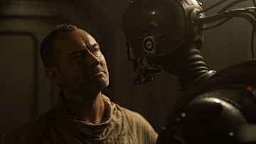 (L-R) Jod (Jude Law) and SM-33 (Nick Frost) in Lucasfilm’s STAR WARS: SKELETON CREW, exclusively on Disney+. Photo by Matt Kennedy. ©2024 Lucasfilm Ltd. & TM. All Rights Reserved.