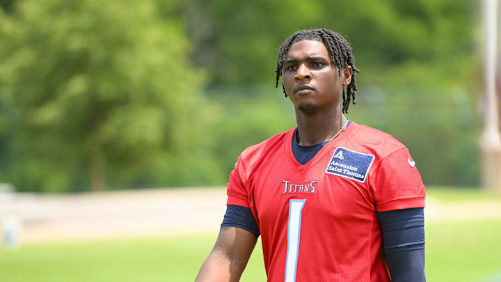 Tennessee Titans quarterback Cam Ward walks off the field during minicamp at Nissan Stadium. Mandatory Credit: Steve Roberts-Imagn Images Tennessee Titans quarterback Cam Ward walks off the field during minicamp at Nissan Stadium. Mandatory Credit: Steve Roberts-Imagn Images