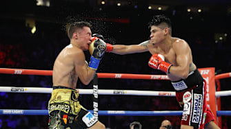 Emanuel Navarrete lands a straight right-hand vs Oscar Valdez.