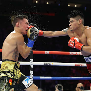 Emanuel Navarrete lands a straight right-hand vs Oscar Valdez.