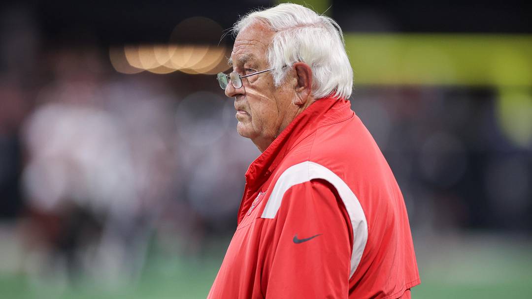 Jan 8, 2023; Atlanta, Georgia, USA; Tampa Bay Buccaneers assistant coach Tom Moore on the sideline against the Atlanta Falcons in the second half at Mercedes-Benz Stadium. Mandatory Credit: Brett Davis-Imagn Images