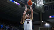 Gonzaga Bulldogs forward Braden Huff (34).