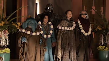 (L-R) Neel (Robert TImothy Smith), Wim (Ravi Cabot-Conyers), SM-33 (Nick Frost), Fern (Ryan Kiera Armstrong) and KB (Kyriana Kratter) in Lucasfilm’s STAR WARS: SKELETON CREW, exclusively on Disney+. Photo by Matt Kennedy. ©2024 Lucasfilm Ltd. & TM. All Rights Reserved.