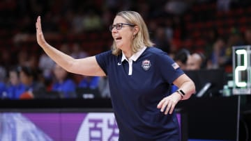 Sep 29, 2022; Sydney, AUS; United States head coach Cheryl Reeve gestures to the team against Serbia in first quarter at Sydney SuperDome. Mandatory Credit: Yukihito Taguchi-USA TODAY Sports