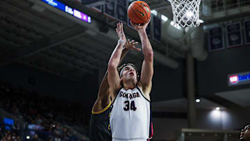 Gonzaga Bulldogs forward Braden Huff (34).