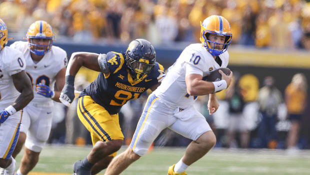  Pittsburgh Panthers quarterback Eli Holstein (10) runs the ball against the West Virginia Mountaineers