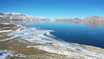 Frozen Balik Lake awaits nature enthusiasts in Turkiye's Agri