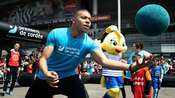 TOPSHOT-FBL-FRA-ASSOCIATION-CHILDREN