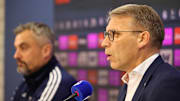 Peter Knäbel mit Thomas Reis im Hintergrund