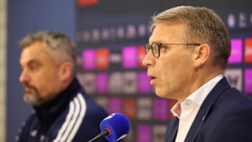 Peter Knäbel mit Thomas Reis im Hintergrund