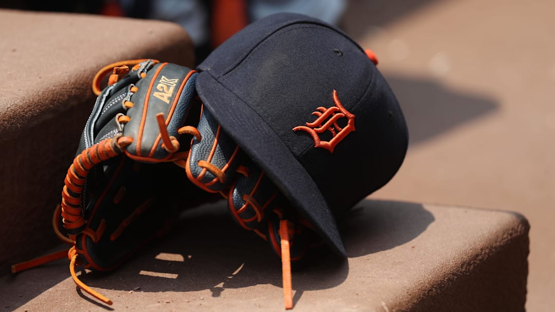 Detroit Tigers hat and glove