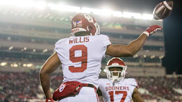 Oklahoma Sooners tight end Brayden Willis (9) and wide receiver Marvin Mims Jr. (17)
