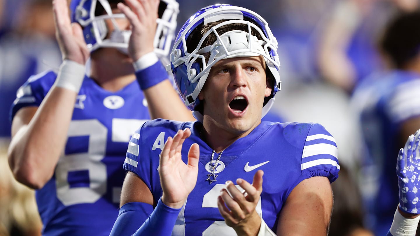 BYU クーガー カードが物語を語る: ジェイク・レツラフが BYU での勝利と受け入れを体現