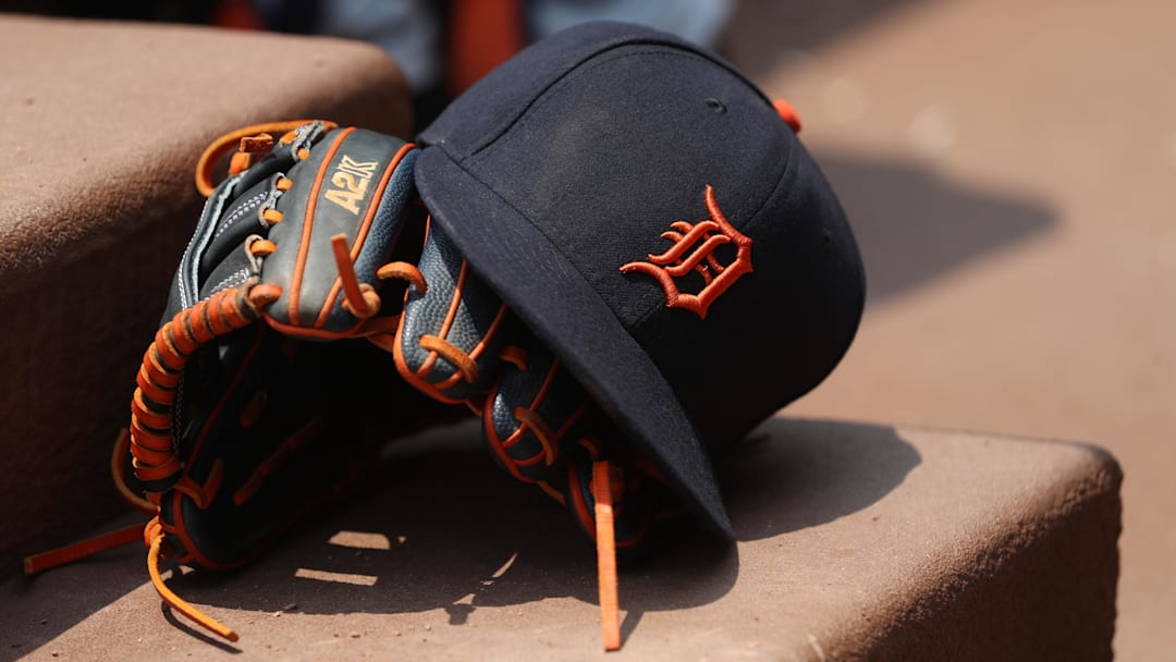 Detroit Tigers hat and glove