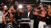 "Canelo" Álvarez y Caleb Plant protagonizaron un fuerte intercambio de palabras durante el pesaje