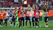 Jugadores de Chivas celebran un gol.