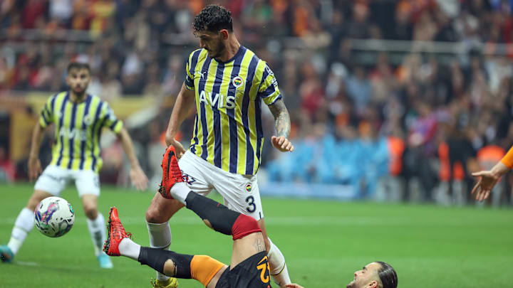 Samet Akaydin ayakta kalıyor. Samet Akaydin ayakta kalıyor.