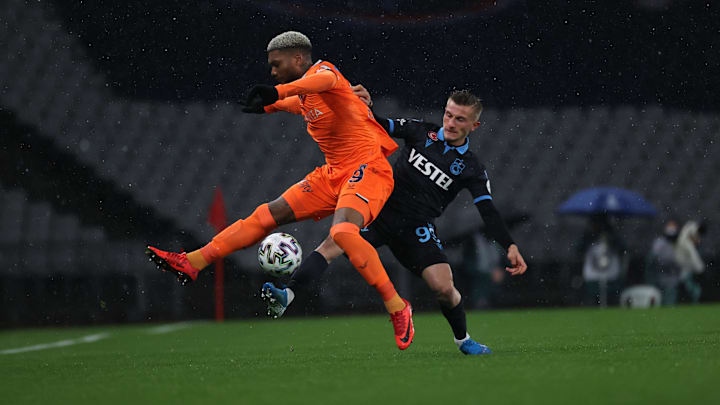 Serkan Asan ile Junior Fernandes arasındaki ikili mücadele Serkan Asan ile Junior Fernandes arasındaki ikili mücadele