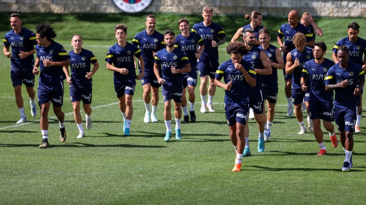 Fenerbahçe oyuncuları koşu yapıyor. Fenerbahçe oyuncuları koşu yapıyor.