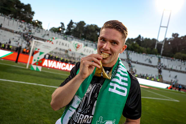 Viktor Gyökeres celebrating Sporting CP’s double.