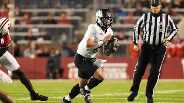 Oregon Ducks quarterback Dillon Gabriel (8) looks to throw a pass during the first quarter against the Wisconsin Badgers 