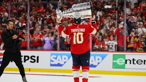 Hockey player lifts Stanley Cu