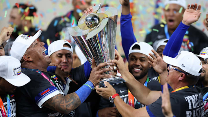 Salvador Pérez, capitán del equipo de Venezuela, levanta el trofeo del Clásico Mundial de Beisbol 2026