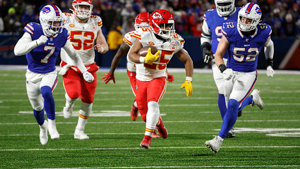 Kansas City Chiefs running back Clyde Edwards-Helaire (25) gets to the second level of the Bills defense.