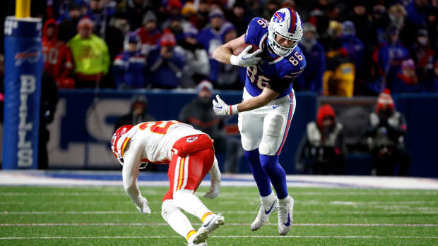 Buffalo Bills tight end Dalton Kincaid (86) slips a tackle by Kansas City Chiefs safety Chamarri Conner (27).